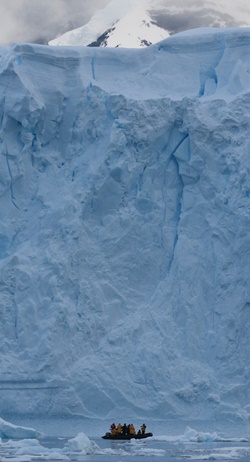Photographers and iceberg © David Burren